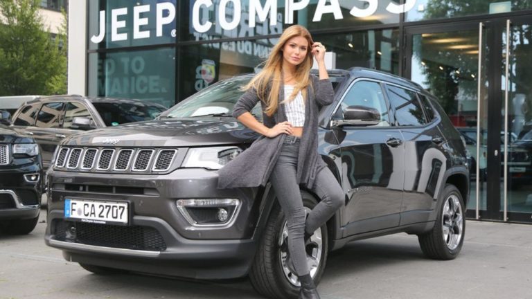 Influencerinnen fahren Jeep Compass
