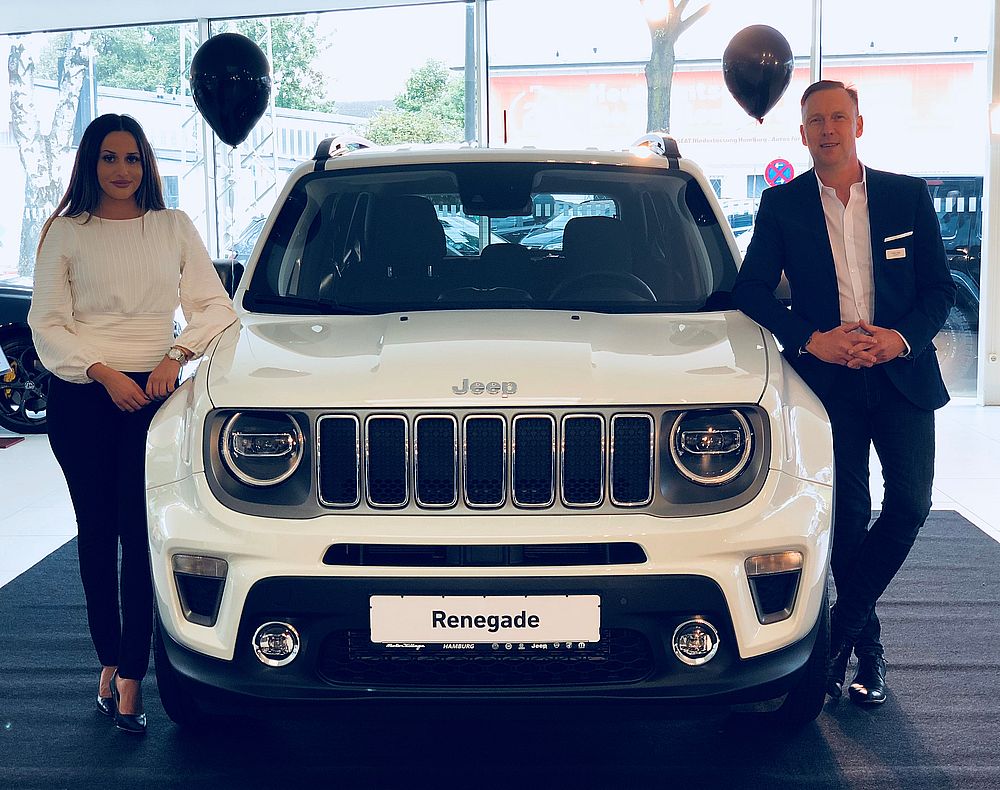 Hamira Bajric (Vertrieb) und Torsten Lange (Vertriebsleiter) mit dem neuen Jeep Renegade