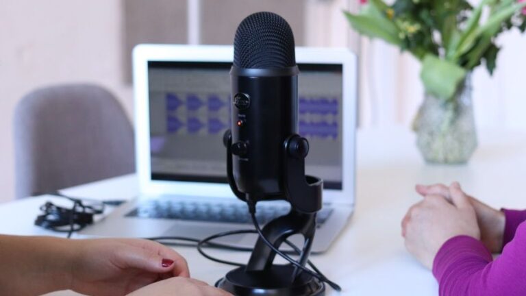 Hamburg Media School startet Podcast Academy