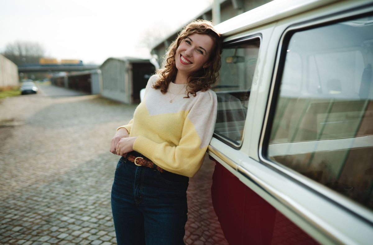 MDR-Autorin Madelaine Meier macht mit einem alten VW-Bulli eine Retro-Reise durch Mitteldeutschland