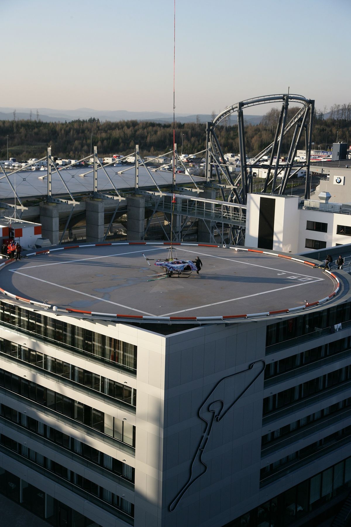 Foto: HeliPo - Heiko Saxo lässt den Porsche fliegen