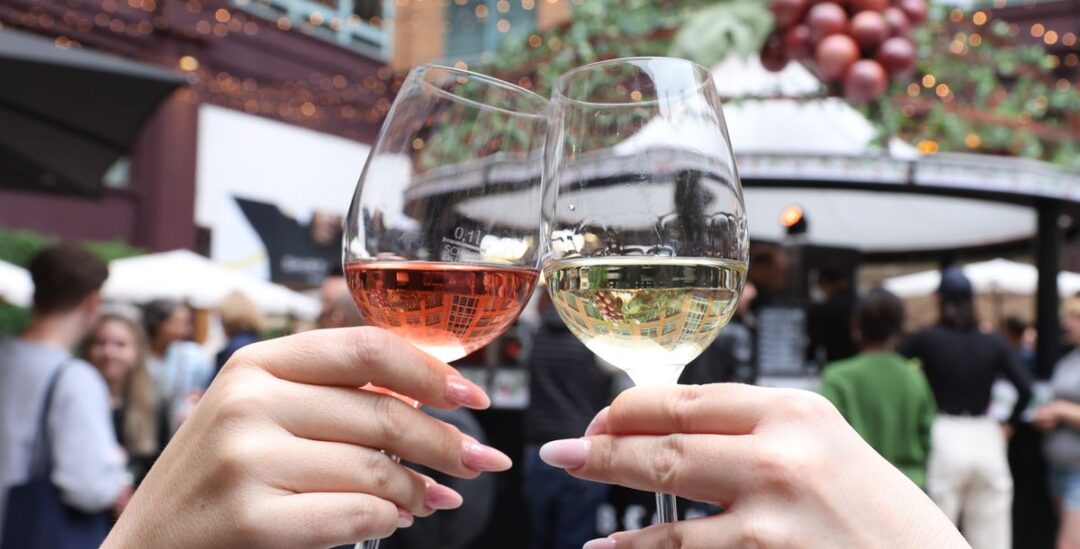 Nova Meierhenrich verkostet Weine beim Weinfest "Vive le Vin" 2025 in Hamburg