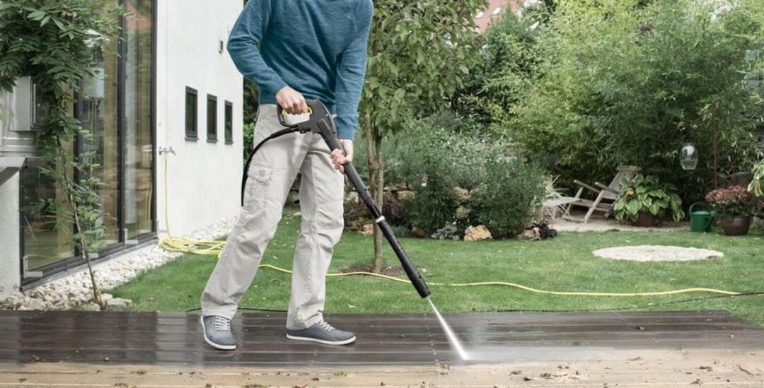 Der Hochdruckreiniger sprüht alles weg