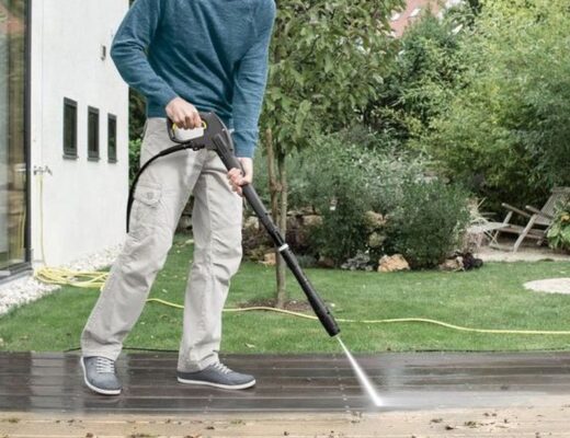 Der Hochdruckreiniger sprüht alles weg