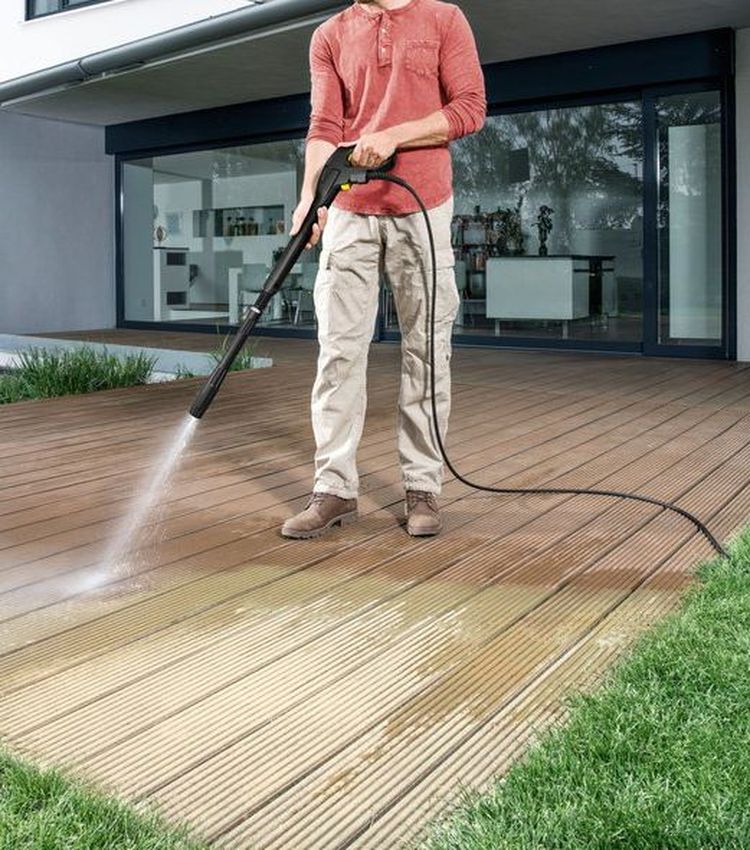 Der Hochdruckreiniger sprüht alles weg
