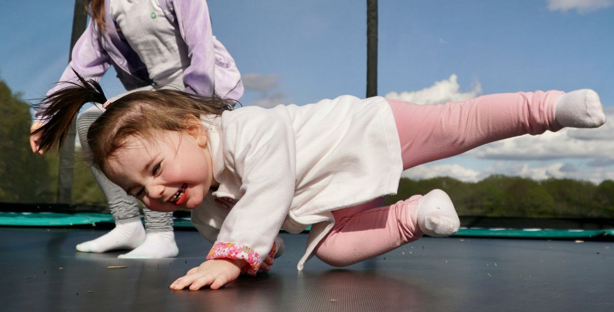 Trampolino che salta. Giochi sportivi per bambini. Felice cartone animato bambini Buon divertimento. Ragazza ragazzo isolato che gioca illustrazione vettoriale Immagine e Vettoriale
