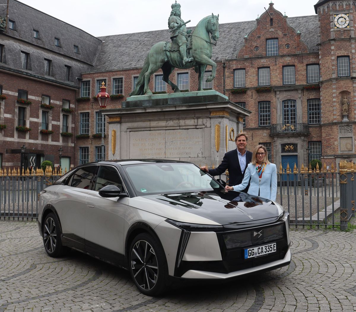 Christine Schulze Tergeist, Managing Director Stellantis Premium Brands Germany, und Dr. Klaus Gutberlet, Geschäftsführer der Autohaus Ulmen Gruppe in Düsseldorf.