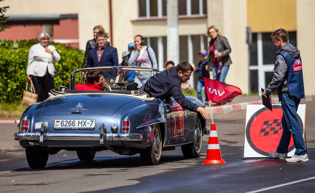 Steward auf einer Oldtimer-Rallye