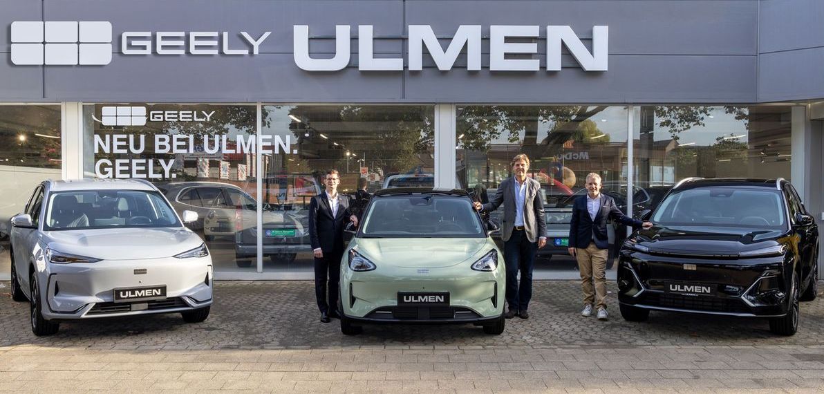 Philipp Hempel (Executive Director, Geely Auto Deutschland GmbH), Dr. Klaus Gutberlet (Geschäftsführender Gesellschafter, Ulmen Düsseldorf) und Daniel Siemsen (Verkaufsleiter Geely, Ulmen Düsseldorf)